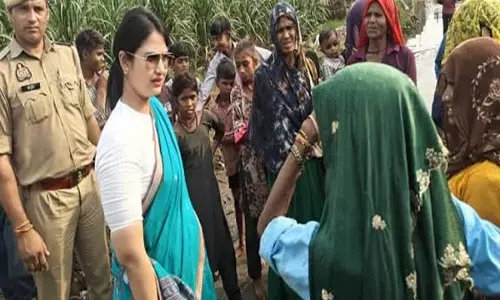 हापुड़ में डीएम का संवेदनशील अंदाज वृद्धा का माथा छूकर पूछा हाल वीडियो वायरल हापुड़ में डीएम का संवेदनशील अंदाज वृद्धा का माथा छूकर पूछा हाल वीडियो वायरल