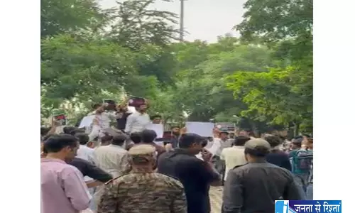 जामिया में NSUI का प्रदर्शन, एडमिशन प्रक्रिया पर उठाए सवाल जामिया में NSUI का प्रदर्शन, एडमिशन प्रक्रिया पर उठाए सवाल