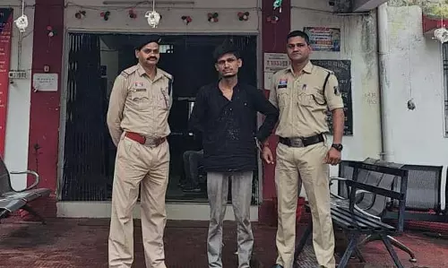 शादी का झांसा देकर भगाने का आरोप, युवक-सहयोगी महिला गिरफ्तार