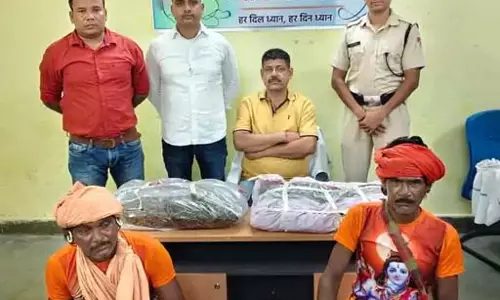 साधु के भेष में पोटलियों में छिपाकर ले जा रहे थे गांजा, 2 गिरफ्तार
