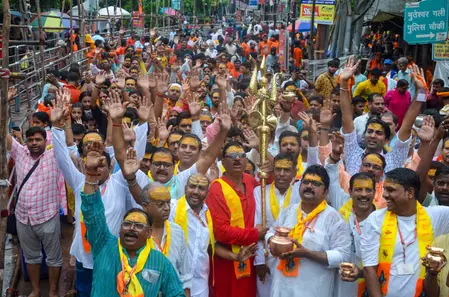 सावन के आखिरी सोमवार पर शिवालयों में श्रद्धालुओं का सैलाब सावन के आखिरी सोमवार पर शिवालयों में श्रद्धालुओं का सैलाब