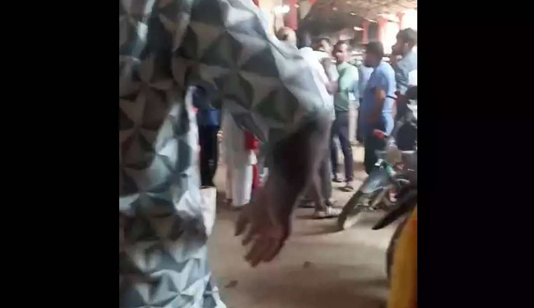 मंदिर के गेट पर भाजपा से जुड़े दो पक्ष आमने–सामने आए, शिकायत दर्ज मंदिर के गेट पर भाजपा से जुड़े दो पक्ष आमने–सामने आए, शिकायत दर्ज