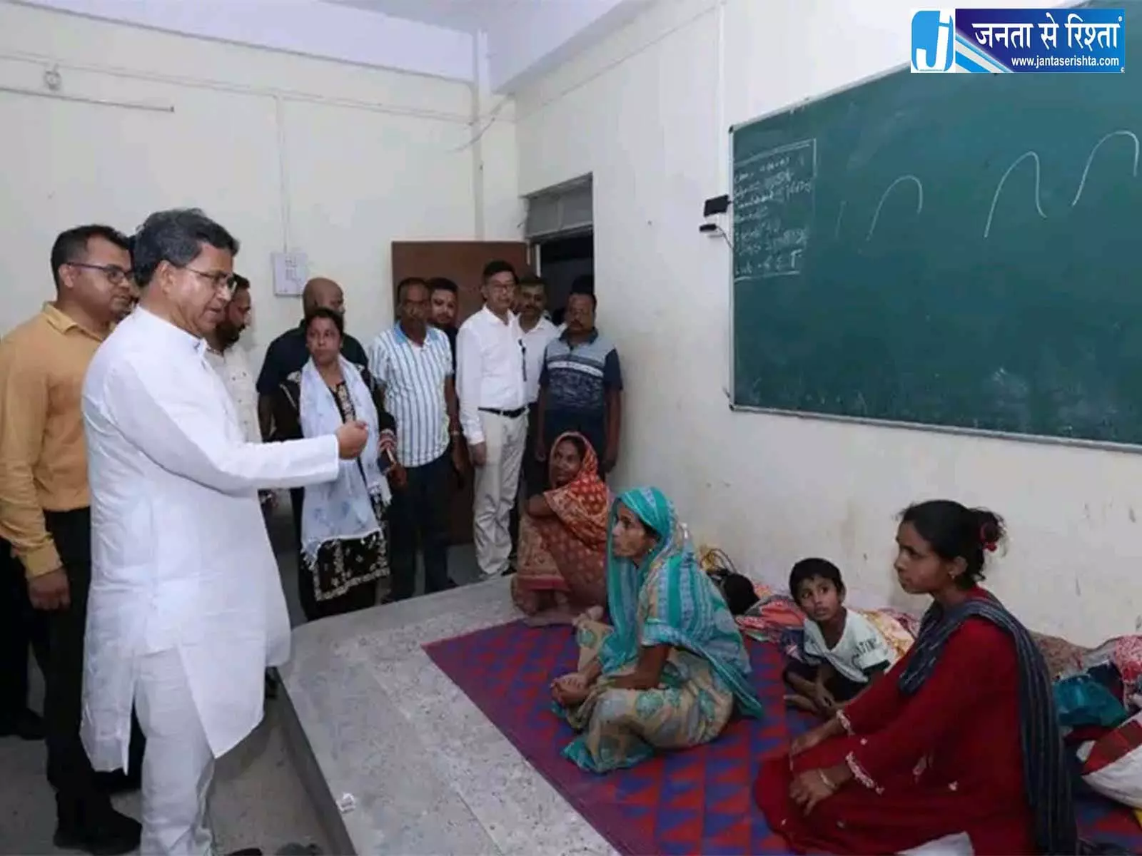त्रिपुरा के मुख्यमंत्री माणिक साहा ने अगरतला में बाढ़ प्रभावित इलाकों का दौरा किया त्रिपुरा के मुख्यमंत्री माणिक साहा ने अगरतला में बाढ़ प्रभावित इलाकों का दौरा किया