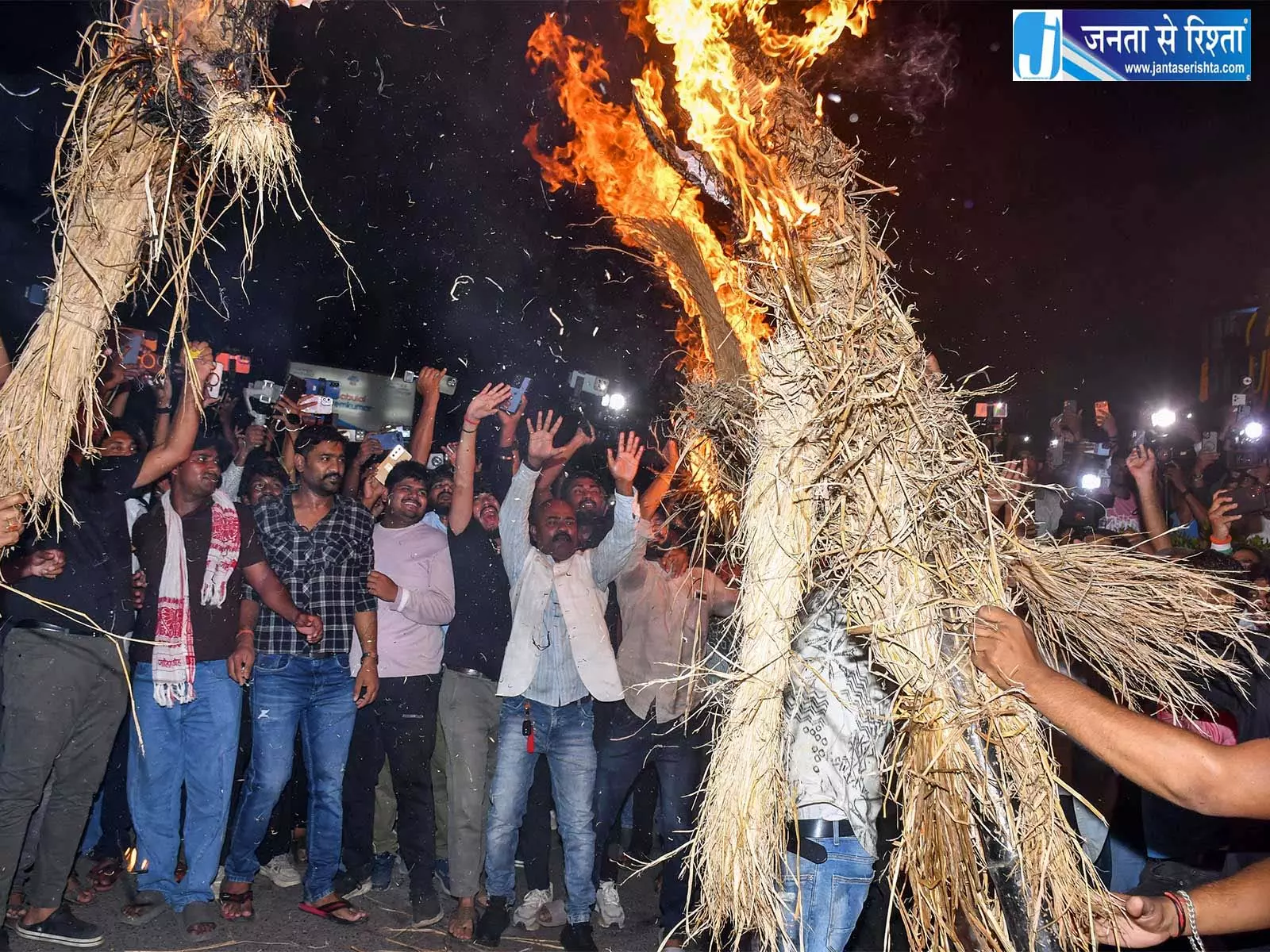 रांची में बवाल के बाद 3 FIR दर्ज, 14 नामजद समेत 200 पर केस रांची में बवाल के बाद 3 FIR दर्ज, 14 नामजद समेत 200 पर केस