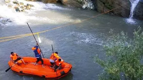 Ganderbal: गांदरबल में नल्ला सिंध में किशोर के डूबने की घटना, रेस्क्यू ऑपरेशन जारी Ganderbal: गांदरबल में नल्ला सिंध में किशोर के डूबने की घटना, रेस्क्यू ऑपरेशन जारी
