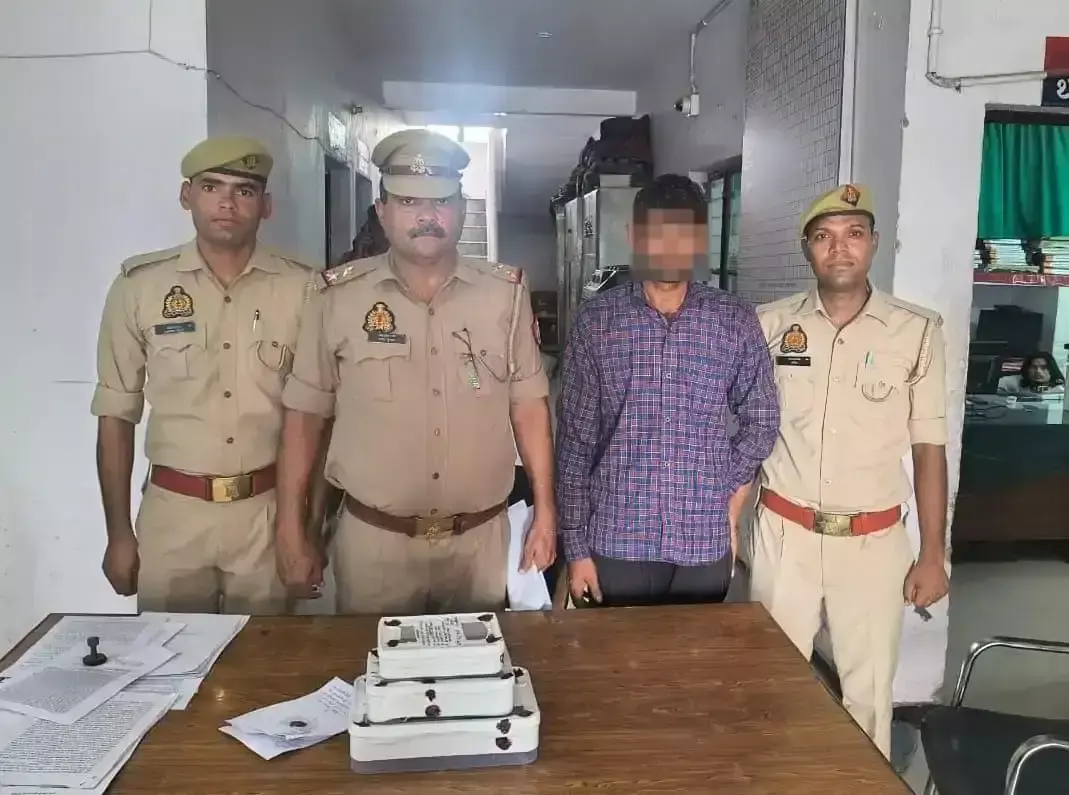 Hathras: लूट की घटना का पुलिस ने किया खुलासा, फाइनेंस कर्मी से हुई थी वारदात Hathras: लूट की घटना का पुलिस ने किया खुलासा, फाइनेंस कर्मी से हुई थी वारदात
