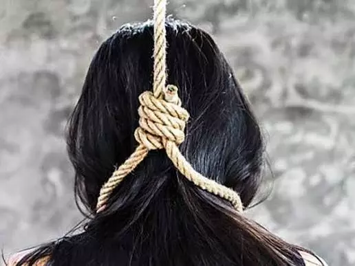 Banda: विवाहिता की संदिग्ध मौत से मचा हड़कंप, फांसी लगाने की बात सामने आई Banda: विवाहिता की संदिग्ध मौत से मचा हड़कंप, फांसी लगाने की बात सामने आई