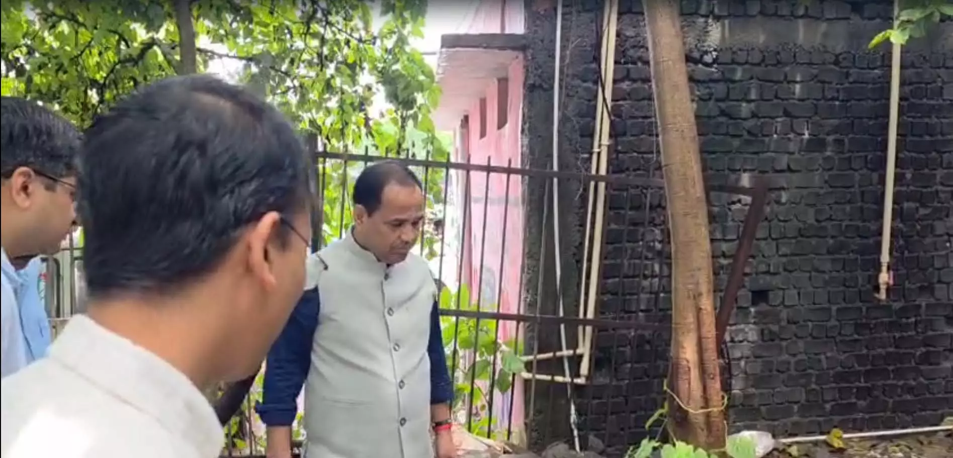 रायपुर में महाभियान: पेड़ों को कंक्रीट और जाली से मिल रही मुक्ति, फील्ड पर निकले कलेक्टर रायपुर में महाभियान: पेड़ों को कंक्रीट और जाली से मिल रही मुक्ति, फील्ड पर निकले कलेक्टर