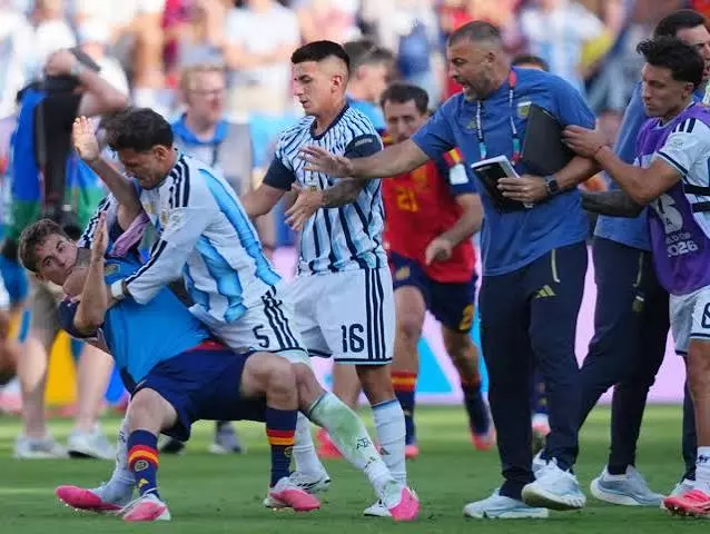 फाइनल की मारपीट पर FIFA सख्त अर्जेंटीना के खिलाड़ियों पर कुल 18 मैच का बैन फाइनल की मारपीट पर FIFA सख्त अर्जेंटीना के खिलाड़ियों पर कुल 18 मैच का बैन