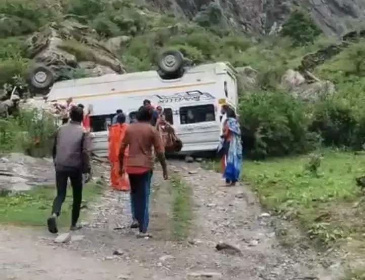 Uttarkashi: गंगोत्री से वापसी में पलटा तीर्थयात्रियों का वाहन, 17 लोग बाल-बाल बचे Uttarkashi: गंगोत्री से वापसी में पलटा तीर्थयात्रियों का वाहन, 17 लोग बाल-बाल बचे