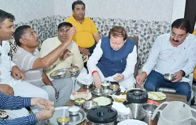 Sonipat: बूथ स्तर पर संगठन को मजबूत करने की रणनीति, टिफिन बैठक में मंत्री ने किया संवाद Sonipat: बूथ स्तर पर संगठन को मजबूत करने की रणनीति, टिफिन बैठक में मंत्री ने किया संवाद