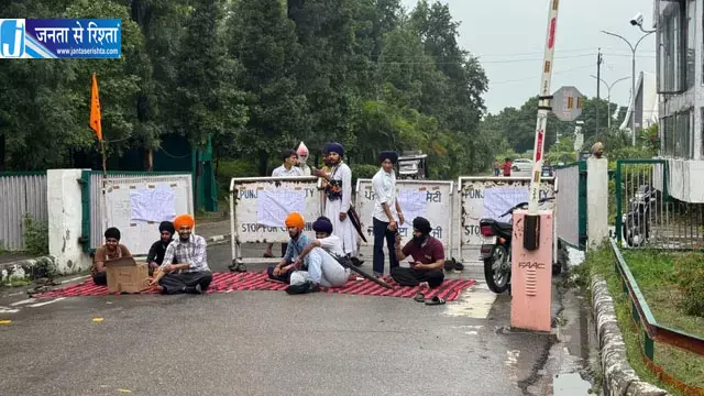 पंजाबी यूनिवर्सिटी में फीस बढ़ोतरी के खिलाफ प्रदर्शन तेज पंजाबी यूनिवर्सिटी में फीस बढ़ोतरी के खिलाफ प्रदर्शन तेज