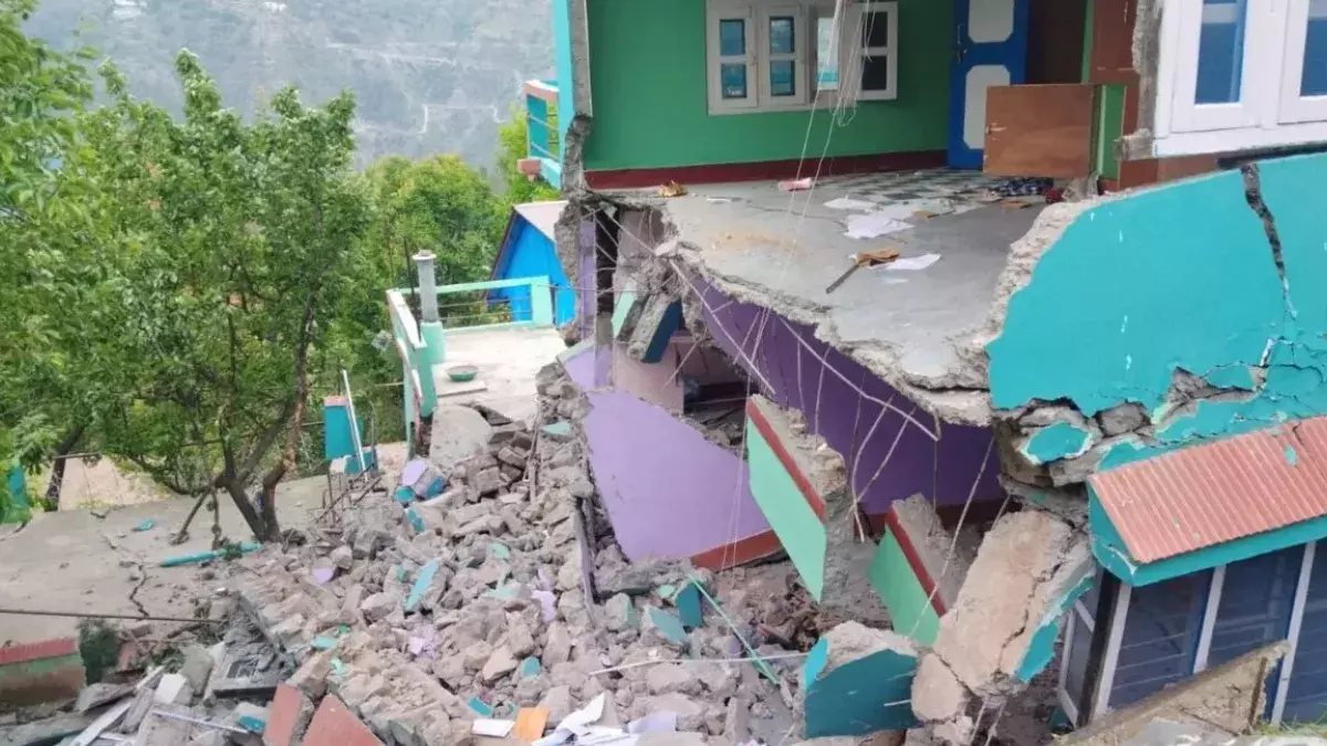 Ramban: जमीन धंसने के बाद घरों में दरारें, रामबन में तीन परिवार सुरक्षित स्थानों पर भेजे गए Ramban: जमीन धंसने के बाद घरों में दरारें, रामबन में तीन परिवार सुरक्षित स्थानों पर भेजे गए