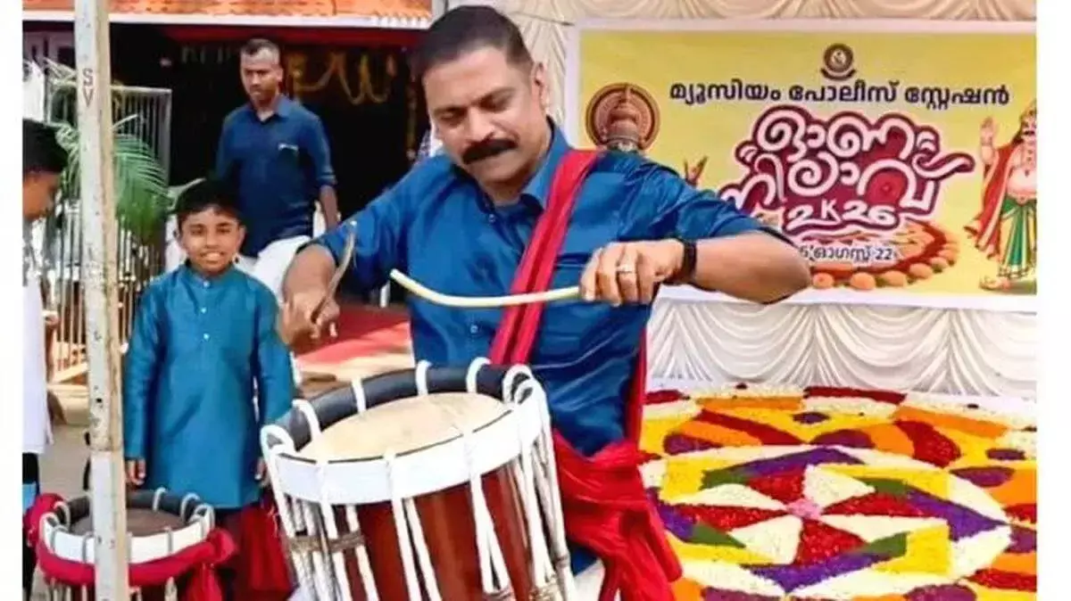 ED आरोपी की ओणम पार्टी में एंट्री: पुलिस स्टेशन के 6 अफसर AR कैंप ट्रांसफर ED आरोपी की ओणम पार्टी में एंट्री: पुलिस स्टेशन के 6 अफसर AR कैंप ट्रांसफर