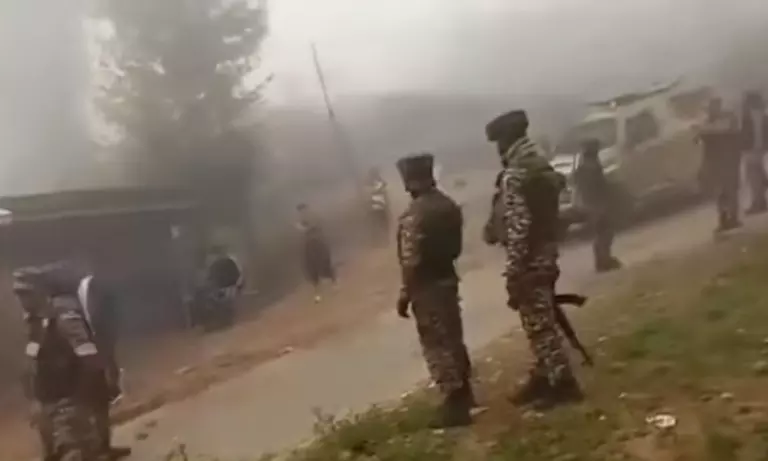 सेनापति में हमला: CRPF का जवान घायल, उपद्रवियों ने फूंके रिहाइशी मकान सेनापति में हमला: CRPF का जवान घायल, उपद्रवियों ने फूंके रिहाइशी मकान