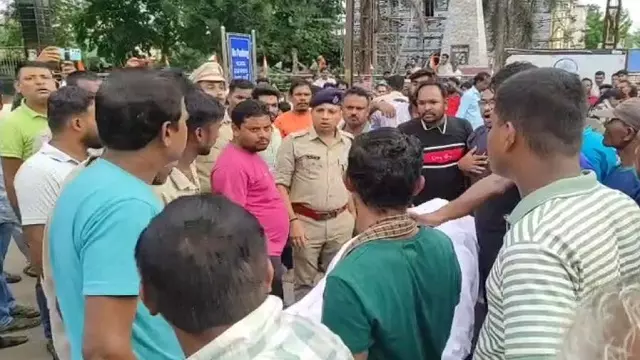 खेत में करंट लगने से दो किसानों की मौत, सड़क पर शव रखकर प्रदर्शन खेत में करंट लगने से दो किसानों की मौत, सड़क पर शव रखकर प्रदर्शन