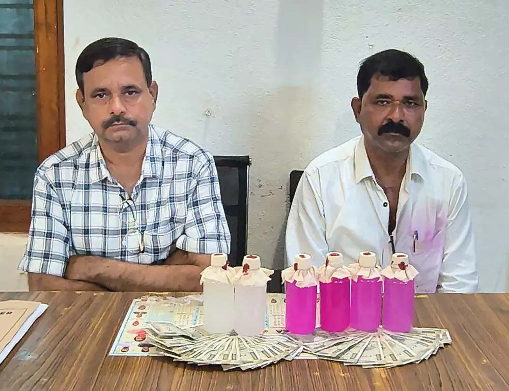 रिश्वतखोरी पर ACB का प्रहार: तेलंगाना में दो सरकारी कर्मचारी गिरफ्तार रिश्वतखोरी पर ACB का प्रहार: तेलंगाना में दो सरकारी कर्मचारी गिरफ्तार