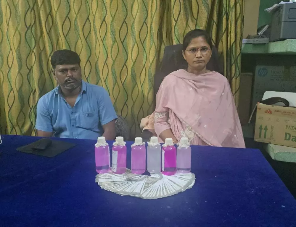 Telangana: ₹50 हजार घूस कांड में दो टैक्स ऑफिसर ACB के हत्थे चढ़े Telangana: ₹50 हजार घूस कांड में दो टैक्स ऑफिसर ACB के हत्थे चढ़े