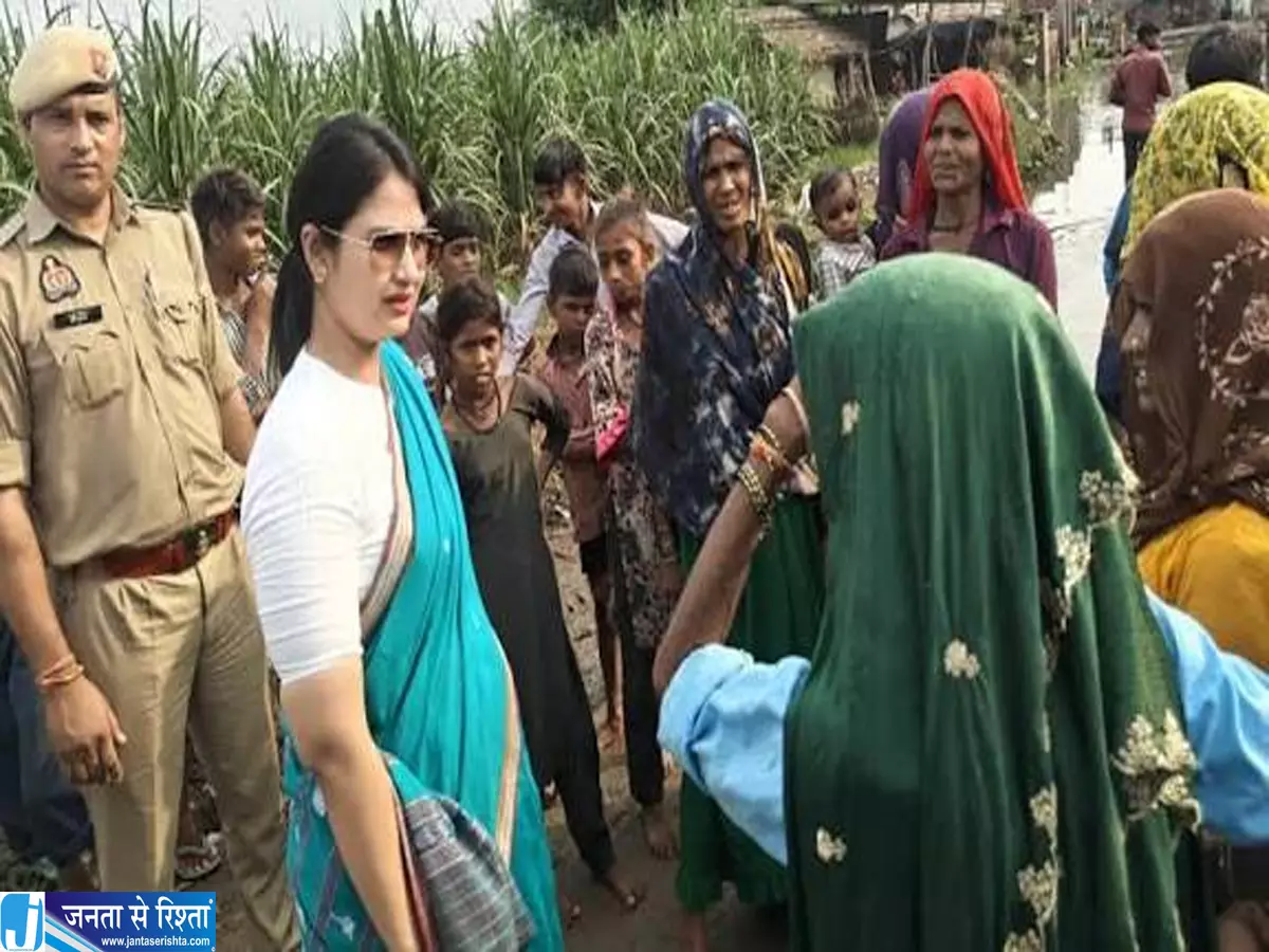हापुड़ में डीएम का संवेदनशील अंदाज वृद्धा का माथा छूकर पूछा हाल वीडियो वायरल हापुड़ में डीएम का संवेदनशील अंदाज वृद्धा का माथा छूकर पूछा हाल वीडियो वायरल