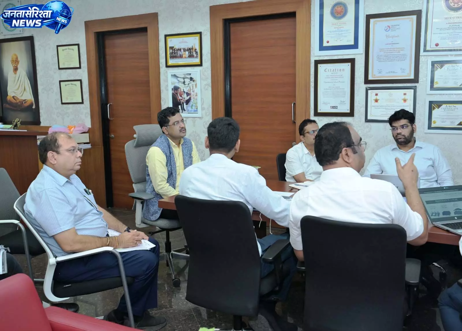 नगरीय प्रशासन विभाग के प्रमुख सचिव सोनमणि बोरा ने ई-बस योजना नगरीय प्रशासन विभाग के प्रमुख सचिव सोनमणि बोरा ने ई-बस योजना