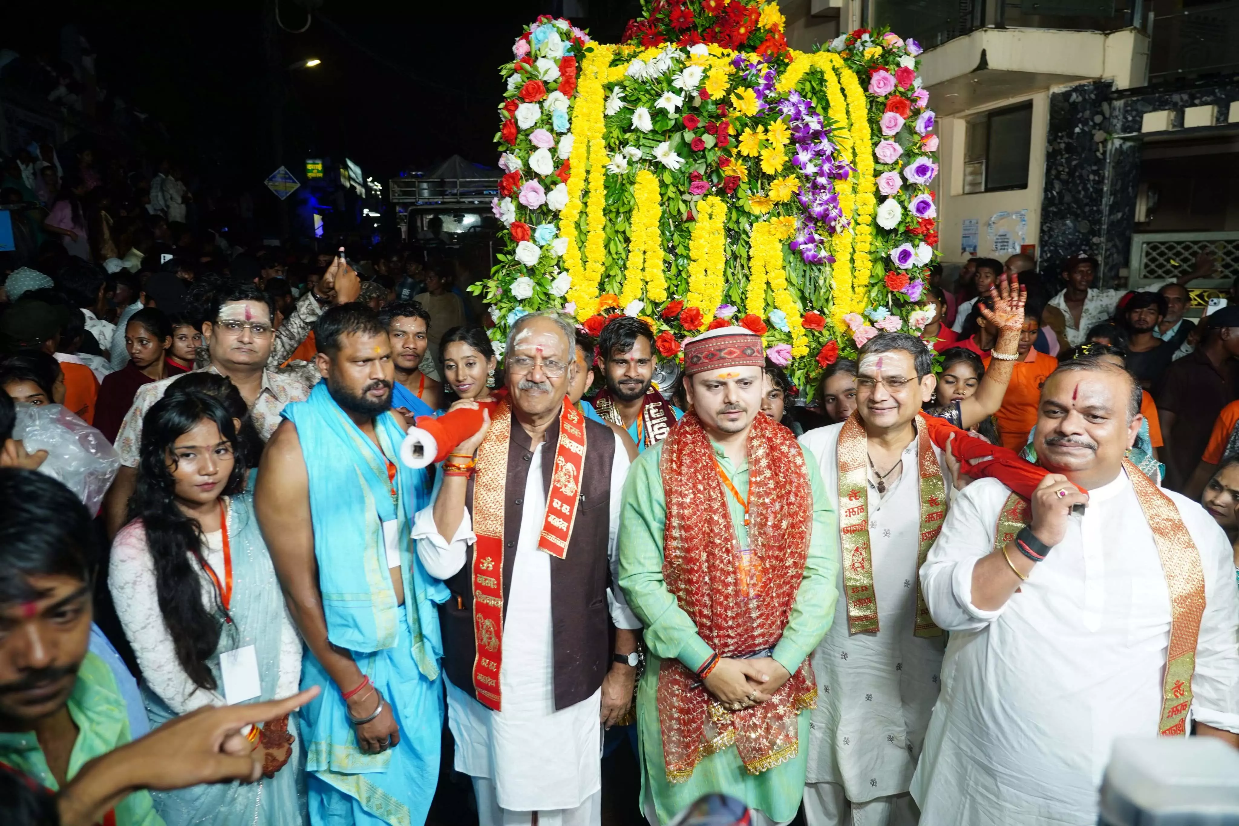 बाबा महाकाल की भव्य पालकी यात्रा में शामिल हुए सांसद बृजमोहन अग्रवाल बाबा महाकाल की भव्य पालकी यात्रा में शामिल हुए सांसद बृजमोहन अग्रवाल