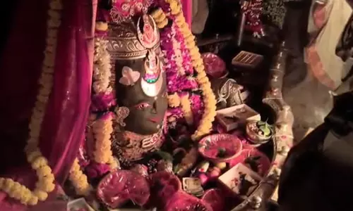 भस्म आरती में बड़ी संख्या में शामिल हुए श्रद्धालु, रजत चंद्र-त्रिशूल, त्रिपुंड और मेवा से बाबा महाकाल का भव्य शृंगार