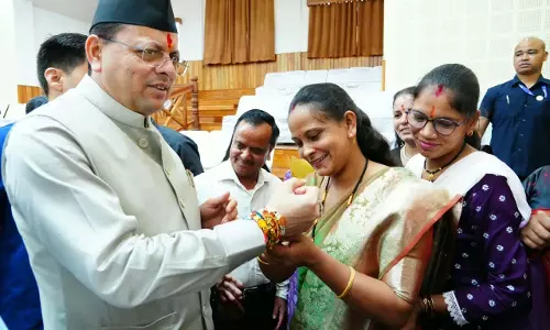 मुख्यमंत्री को महिलाओं ने बांधा रक्षा सूत्र, पुष्कर सिंह धामी ने दी सभी को रक्षा बन्धन की शुभकामनाएं