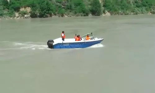 चिनाब नदी में बही रेत निकालने वाली नाव, SDRF ने बचाई युवक की जान चिनाब नदी में बही रेत निकालने वाली नाव, SDRF ने बचाई युवक की जान