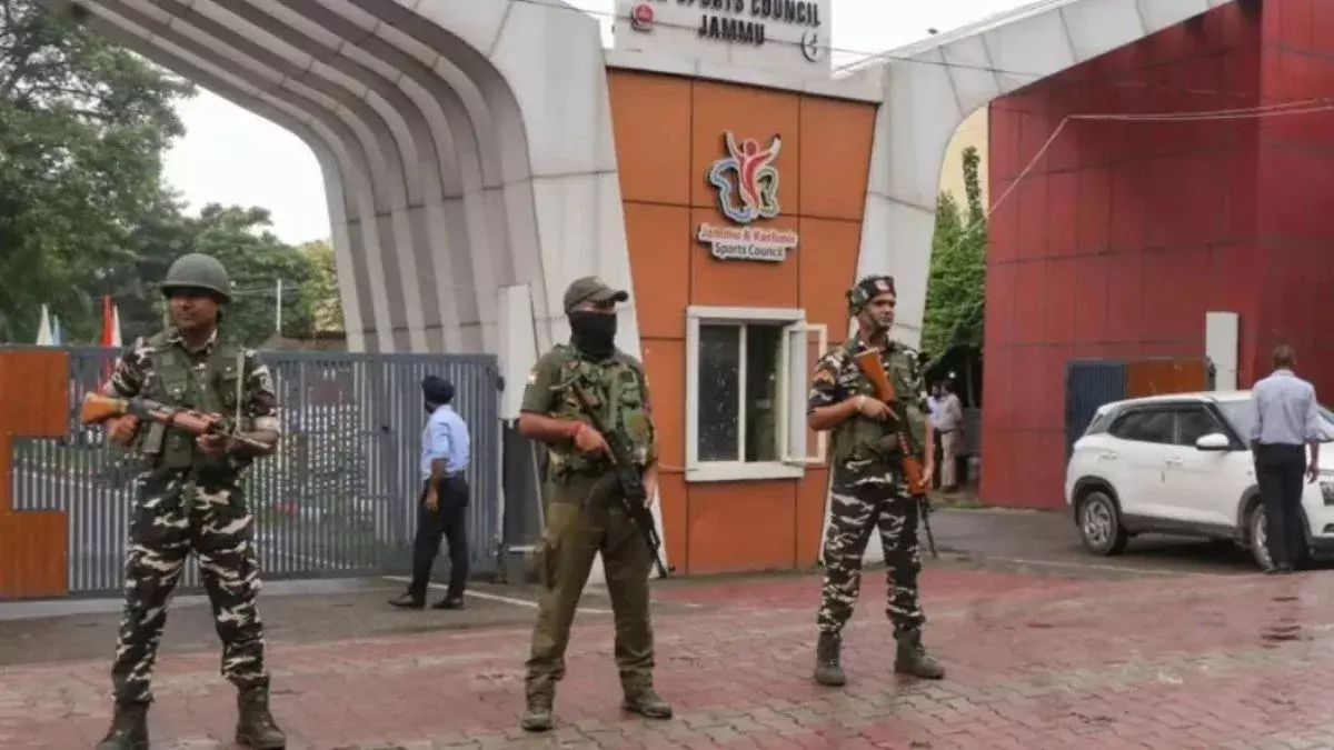 Srinagar: धमकी भरे पोस्टर के बाद पंडित कर्मचारियों का प्रतिनिधिमंडल मुख्य सचिव से मिला