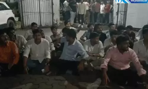 सड़क हादसे से गरमाया मामला पुलिस पर अभद्रता का आरोप देर रात प्रदर्शन