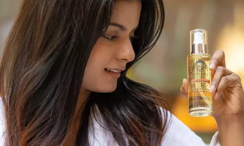 रात को बालों में तेल लगाकर सोने से क्या होता है हेयर एक्सपर्ट ने बताया रात को बालों में तेल लगाकर सोने से क्या होता है हेयर एक्सपर्ट ने बताया