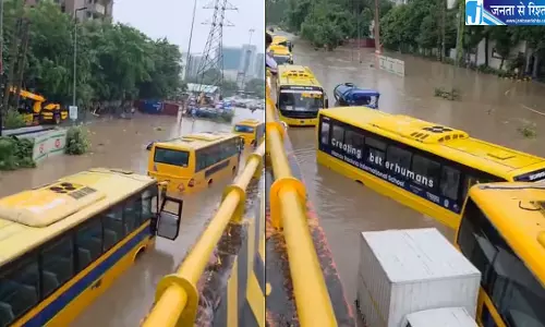 गुरुग्राम में भारी बारिश ने खोली जलनिकासी व्यवस्था की पोल, स्कूल बसें पानी में फंसीं