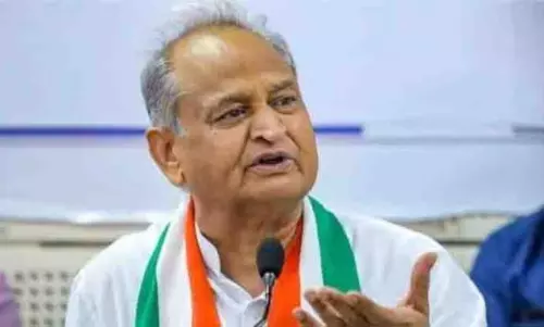 Jaipur: फसल बीमा योजना पर गहलोत का हमला, 73 लाख किसानों के बाहर होने पर उठाए सवाल Jaipur: फसल बीमा योजना पर गहलोत का हमला, 73 लाख किसानों के बाहर होने पर उठाए सवाल