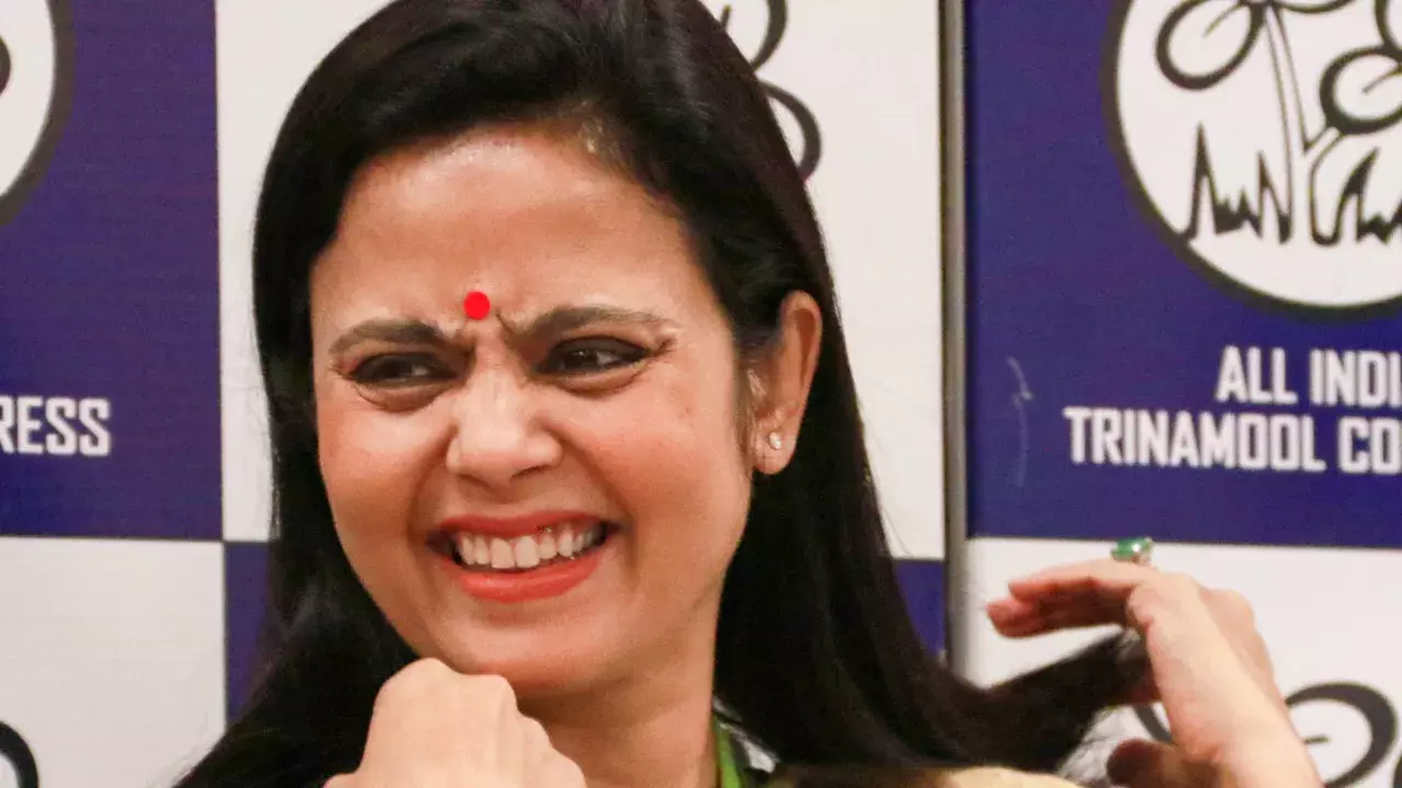 महुआ मोइत्रा को राहत: गिरफ्तारी वारंट पर हाई कोर्ट की रोक महुआ मोइत्रा को राहत: गिरफ्तारी वारंट पर हाई कोर्ट की रोक