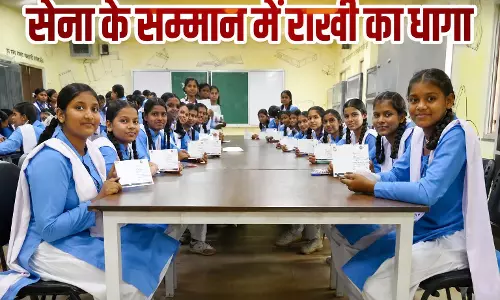 सेना के सम्मान में राखी का धागा, पोस्टकार्ड पर देश के रक्षकों के नाम लिखी भावनाएं