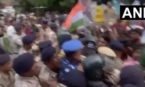 छात्रों के मुख्यमंत्री आवासा घेराव मार्च के दौरान हंगामा