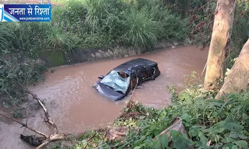 उफनती मौसमी नदी में गिरी MUV, SSF जवानों ने तीन लोगों की बचाई जान उफनती मौसमी नदी में गिरी MUV, SSF जवानों ने तीन लोगों की बचाई जान