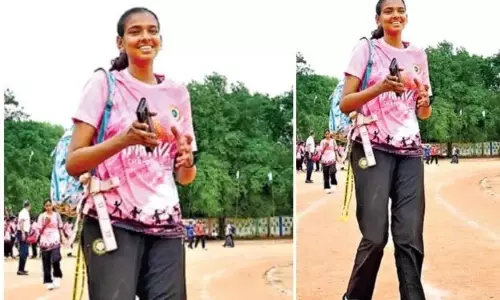 Andhra: अमरावती चैंपियनशिप में लंबे युवा बास्केटबॉल खिलाड़ी पूजिता ने सबका ध्यान खींचा Andhra: अमरावती चैंपियनशिप में लंबे युवा बास्केटबॉल खिलाड़ी पूजिता ने सबका ध्यान खींचा