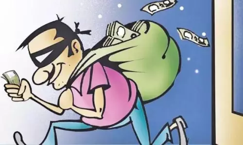 Andhra: कुरनूल में हेड कॉन्स्टेबल और रिटायर्ड RSI के घरों में चोरों ने हाथ साफ़ किया Andhra: कुरनूल में हेड कॉन्स्टेबल और रिटायर्ड RSI के घरों में चोरों ने हाथ साफ़ किया
