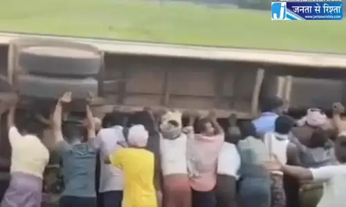 Andhra: श्रीकाकुलम में स्कूल बस पलटी, चार छात्र गंभीर रूप से घायल Andhra: श्रीकाकुलम में स्कूल बस पलटी, चार छात्र गंभीर रूप से घायल