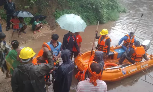 नदी बनी चुनौती तो नगर सेना बनी सहारा, बोट से ग्रामीणों को सुरक्षित कराया पार नदी बनी चुनौती तो नगर सेना बनी सहारा, बोट से ग्रामीणों को सुरक्षित कराया पार