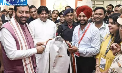 CDLU के छात्र मनदीप सिंह ने CM नायब सिंह सैनी को भेंट की हाथ से बनी जैकेट