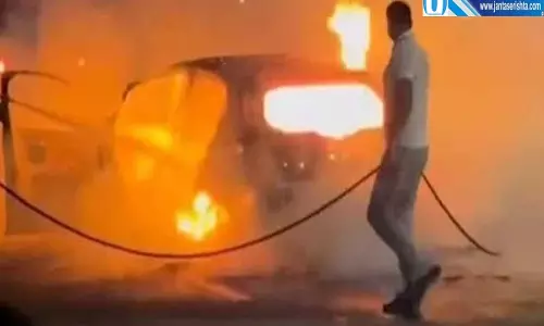 सड़क पर दौड़ती कार बनी आग का गोला समय रहते कूदकर बचे लोग