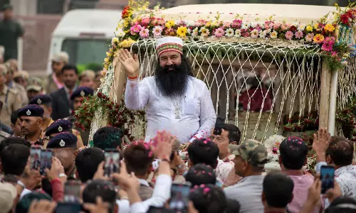 राम रहीम को फिर मिली 21 दिन की पैरोल, 2020 के बाद 17वीं बार बाहर राम रहीम को फिर मिली 21 दिन की पैरोल, 2020 के बाद 17वीं बार बाहर
