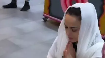 सावन के आखिरी सोमवार को प्रीति ज़िंटा ने पेरिस के मंदिर में की पूजा सावन के आखिरी सोमवार को प्रीति ज़िंटा ने पेरिस के मंदिर में की पूजा