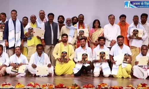 लोक कला को संरक्षित करने के लिए UoH में 25 ओग्गु कथा कलाकारों को सम्मानित किया गया