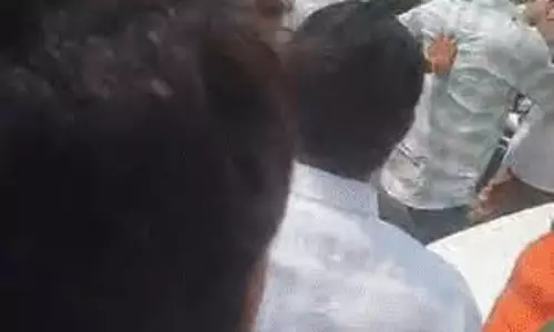 चुनाव से पहले BJP में घमासान देवरिया की घटना ने बढ़ाई सियासी हलचल