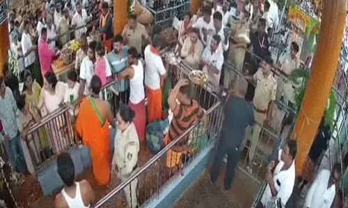 कर्नाटक में सियासी परिवार की बेटी पर आरोप मंदिर में महिला पुलिस से भिड़ंत कर्नाटक में सियासी परिवार की बेटी पर आरोप मंदिर में महिला पुलिस से भिड़ंत