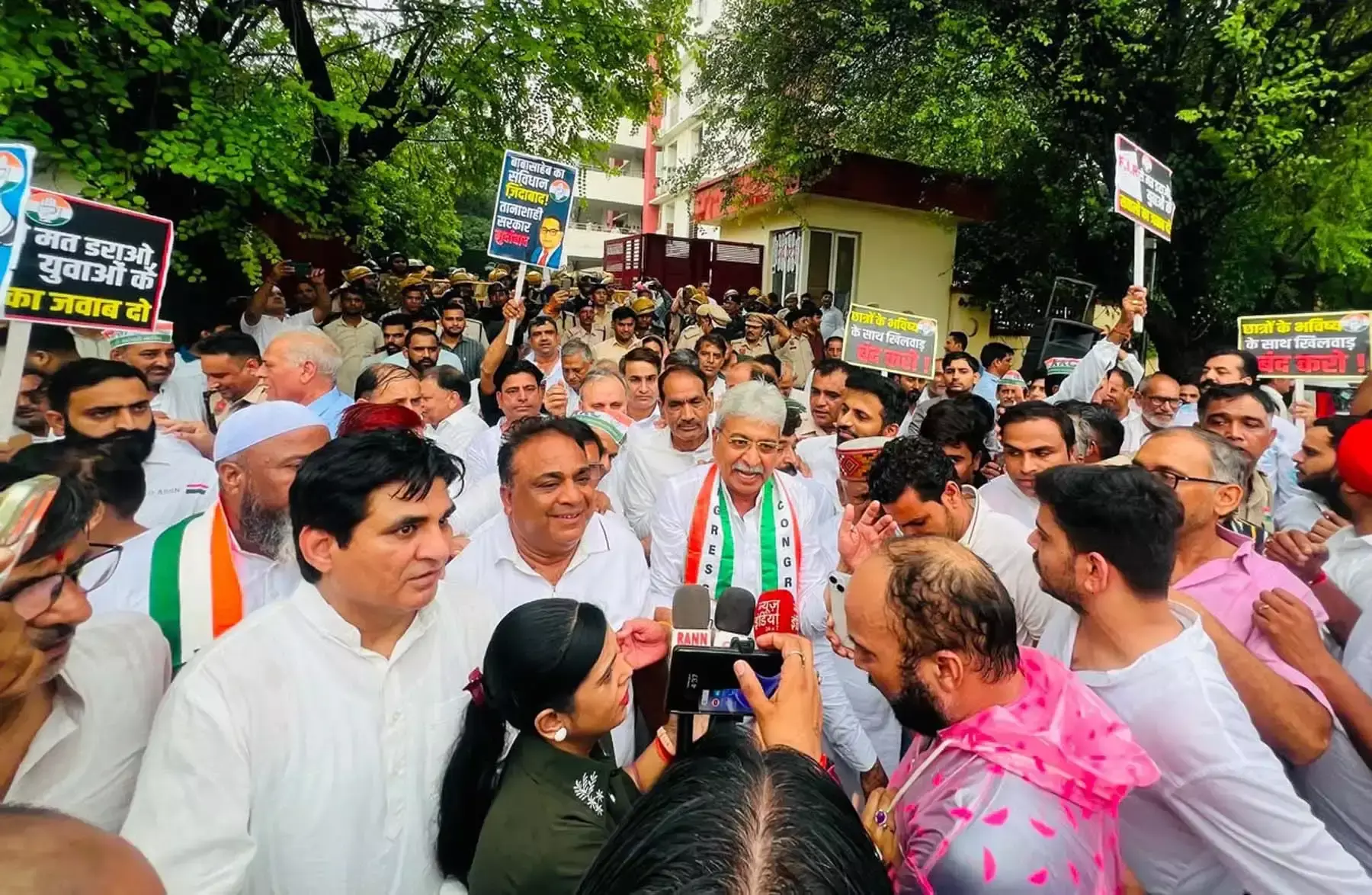 Gurugram: राजनीतिक विरोध पर पुलिस कार्रवाई को लेकर राव नरेंद्र सिंह ने सरकार को घेरा Gurugram: राजनीतिक विरोध पर पुलिस कार्रवाई को लेकर राव नरेंद्र सिंह ने सरकार को घेरा