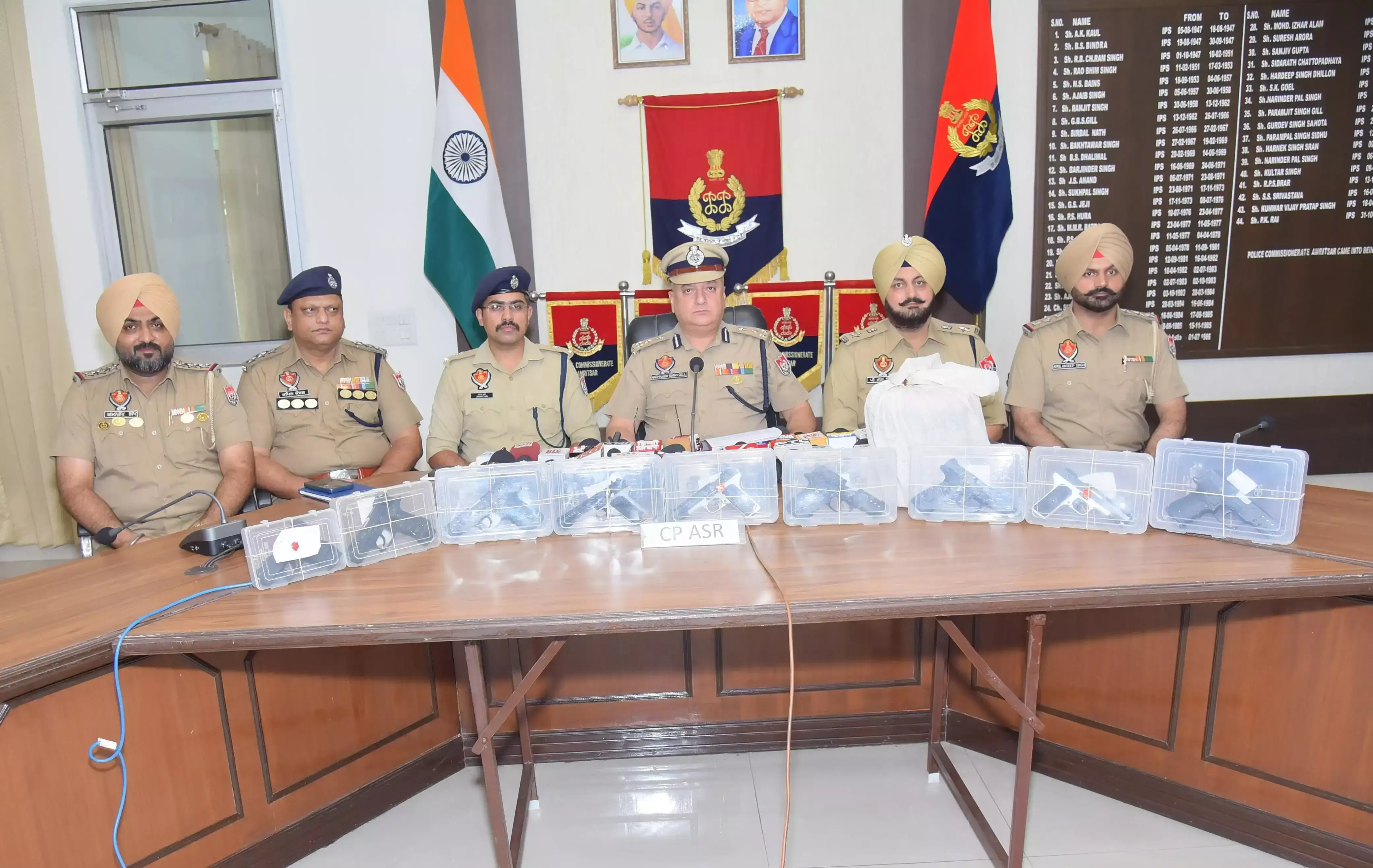 Amritsar: नाबालिग समेत पांच पकड़े गए, अमृतसर में नौ पिस्तौल और 6 किलो हेरोइन बरामद Amritsar: नाबालिग समेत पांच पकड़े गए, अमृतसर में नौ पिस्तौल और 6 किलो हेरोइन बरामद